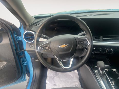 Used 2025 Chevrolet Trax LT w/ Sunroof Package FWD image 12