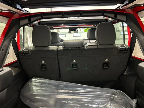 Used 2025 Jeep Wrangler Unlimited Sahara w/ Safety Group AWD/4WD image 33