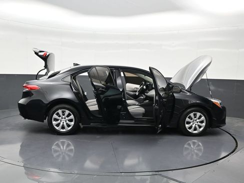 Used 2025 Toyota Corolla LE image 31