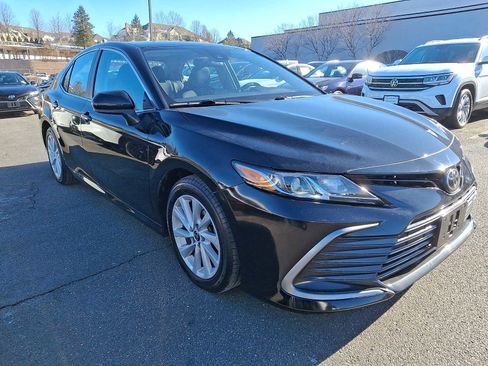 Used 2021 Toyota Camry LE image 3