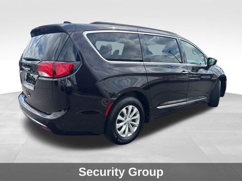 Used 2017 Chrysler Pacifica Touring-L FWD image 6