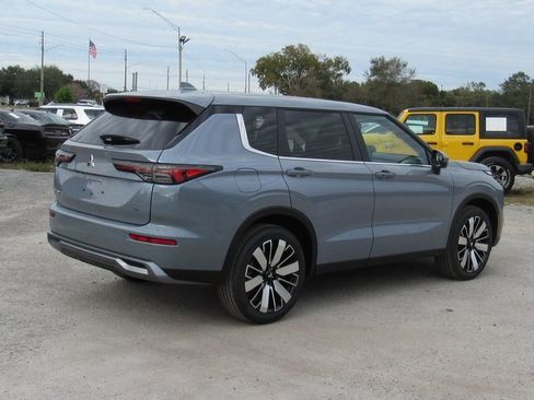 New 2026 Mitsubishi Outlander SE image 3