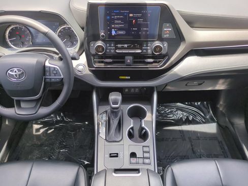 Used 2023 Toyota Highlander XLE FWD image 18