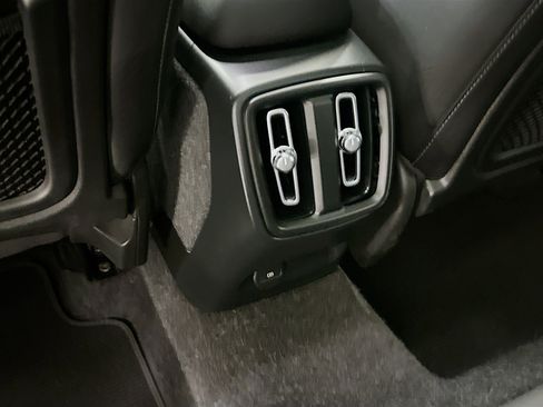 Used 2023 Volvo XC40 Recharge Plus image 29