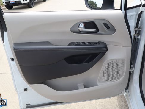 Used 2023 Chrysler Pacifica Touring-L FWD image 12