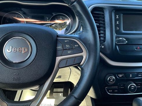 Used 2017 Jeep Cherokee Latitude AWD/4WD image 12