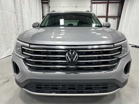 Used 2025 Volkswagen Atlas SE image 2