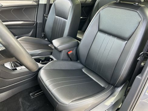 Used 2024 Volkswagen Tiguan SE w/ Panoramic Sunroof Package FWD image 18