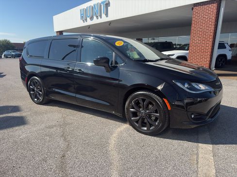 Used 2020 Chrysler Pacifica Touring w/ S Appearance Package FWD image 3