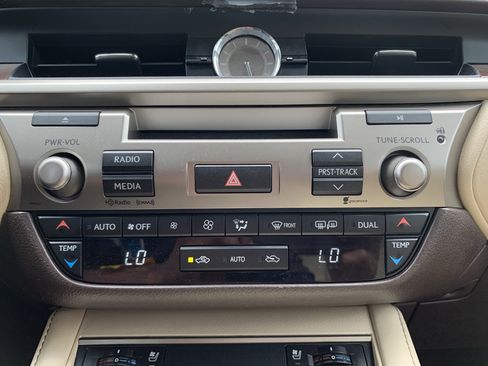 Used 2016 Lexus ES 350 w/ Premium Package w/Wood Trim FWD image 29