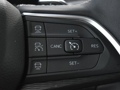 Used 2025 Jeep Grand Cherokee Altitude AWD/4WD image 21