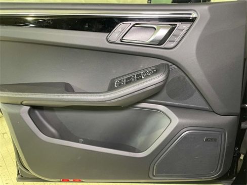 Used 2025 Porsche Macan image 36