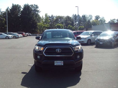 Used 2017 Toyota Tacoma SR5 w/ Tow Package AWD/4WD image 8