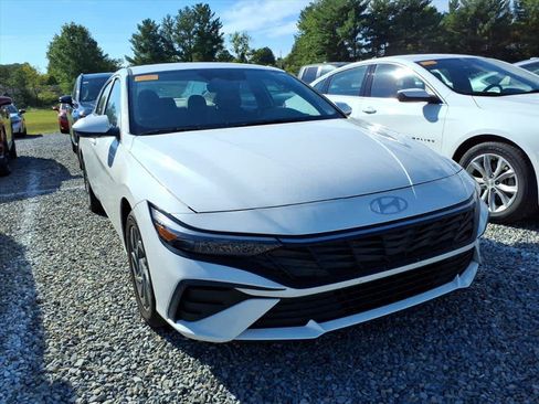 Used 2024 Hyundai Elantra SEL FWD image 12