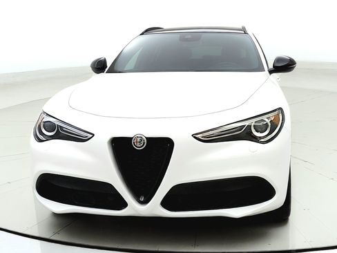 Used 2022 Alfa Romeo Stelvio Veloce AWD/4WD image 2