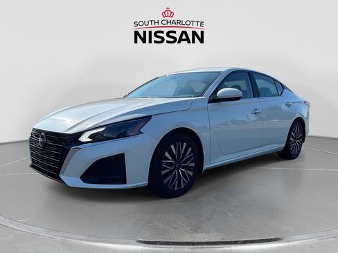 Used 2023 Nissan Altima 2.5 SV FWD image 3