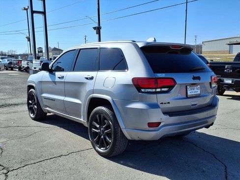 Used 2020 Jeep Grand Cherokee Altitude image 2