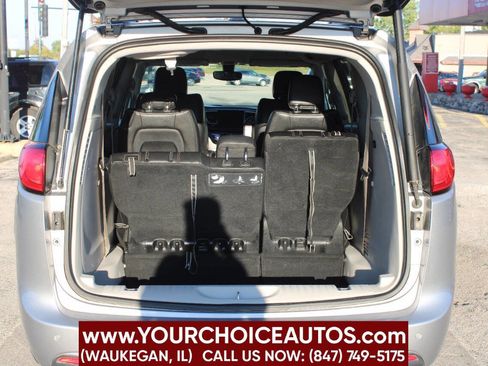 Used 2018 Chrysler Pacifica Touring-L image 11