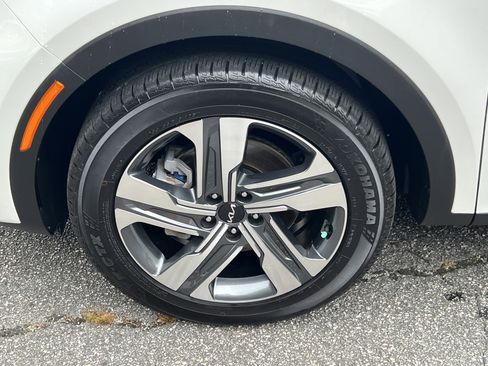 Certified 2022 Kia Sorento SX w/ Panoramic Sunroof Package image 11