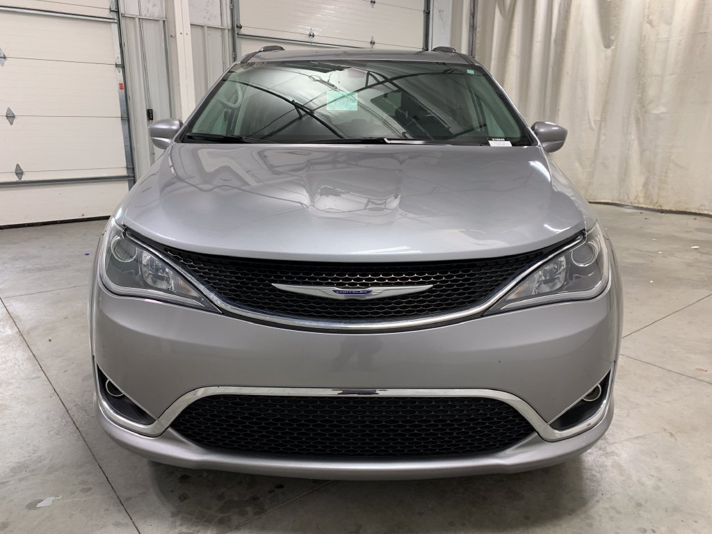 Used 2020 Chrysler Pacifica Touring-L FWD image 15