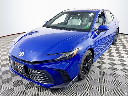 Used 2025 Toyota Camry SE w/ Convenience Package FWD image 3