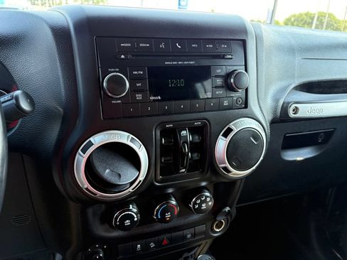 Used 2016 Jeep Wrangler Unlimited Sahara w/ Connectivity Group AWD/4WD image 16