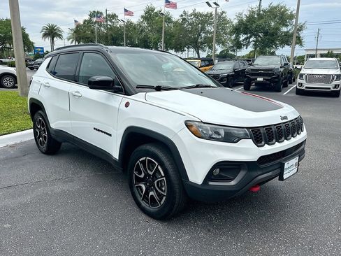 Used 2025 Jeep Compass Trailhawk w/ Trailer Tow Group AWD/4WD image 3