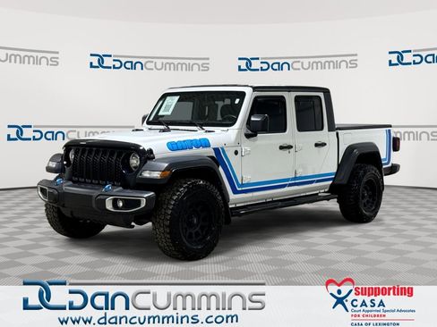 Used 2023 Jeep Gladiator Sport image 1