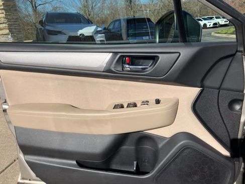 Used 2018 Subaru Outback 2.5i Premium image 11