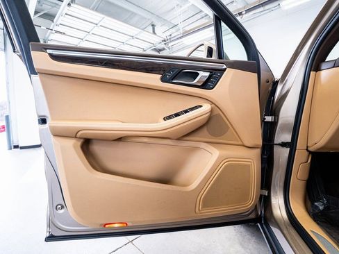 Used 2016 Porsche Macan S image 32