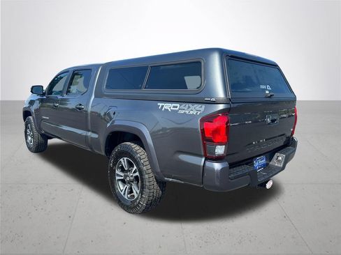 Used 2018 Toyota Tacoma TRD Sport AWD/4WD image 9