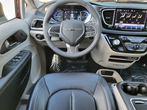 Used 2023 Chrysler Pacifica Touring-L FWD image 32