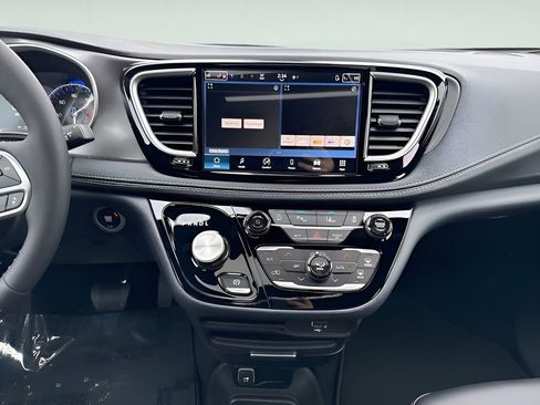 New 2026 Chrysler Pacifica Select AWD/4WD image 17