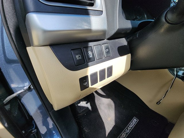Used 2017 Toyota Highlander XLE w/ Carpet Mat Package FWD image 30