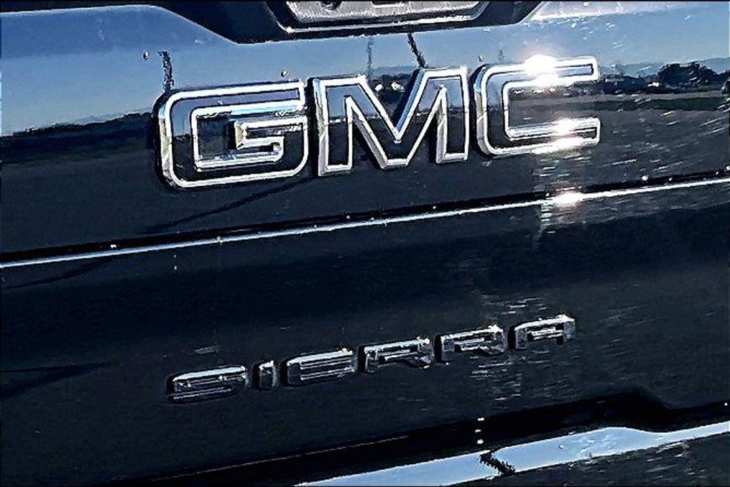 Used 2025 GMC Sierra 2500 AT4X AWD/4WD image 8