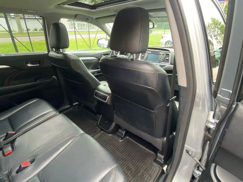 Used 2014 Toyota Highlander XLE image 16