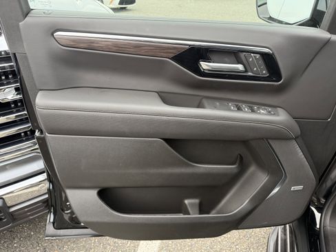 New 2025 Chevrolet Suburban Premier image 17