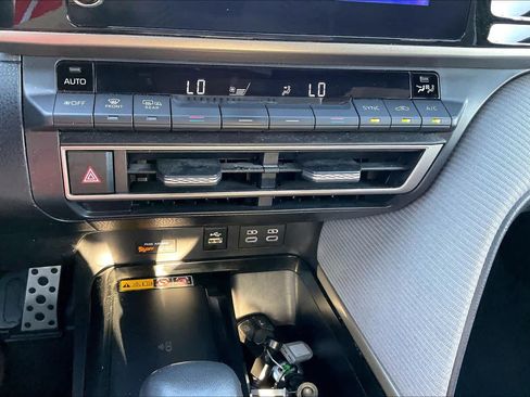 Used 2025 Toyota Camry SE FWD image 31