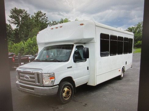 Used 2018 Ford E-450 and Econoline 450 Super Duty w/ Shuttle Bus Prep Package RWD image 2