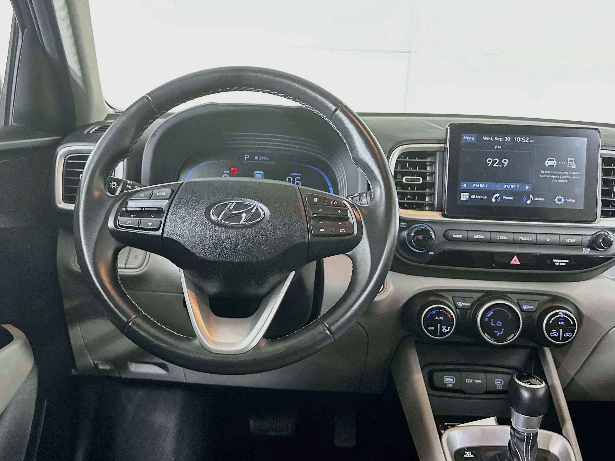 Used 2025 Hyundai Venue SEL FWD image 18