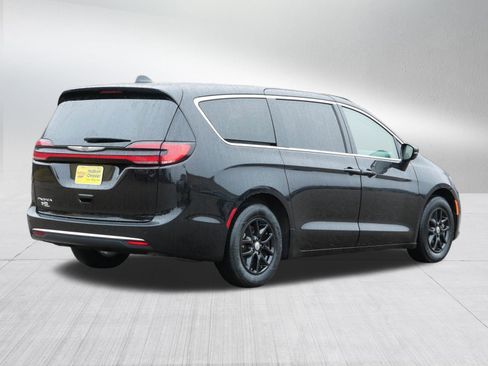 Certified 2024 Chrysler Pacifica Touring-L image 7