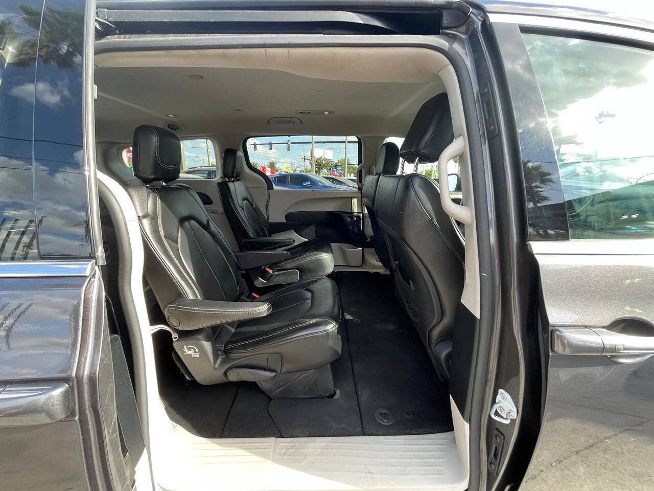 Used 2020 Chrysler Voyager Lxi FWD image 11