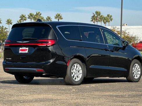New 2026 Chrysler Pacifica Select image 4