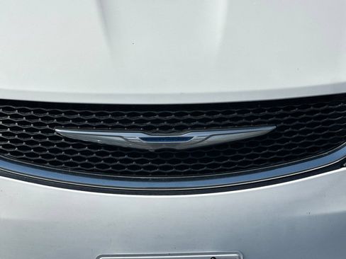 Used 2018 Chrysler Pacifica Touring-L Plus FWD image 45