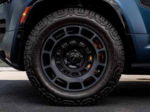 Used 2026 Land Rover Defender 110 OCTA image 11