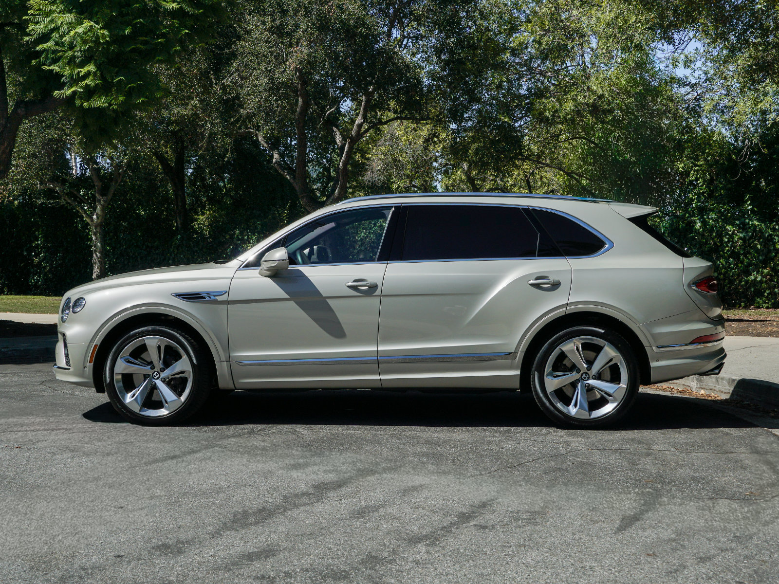 Certified 2023 Bentley Bentayga Extended Wheelbase AWD/4WD image 3