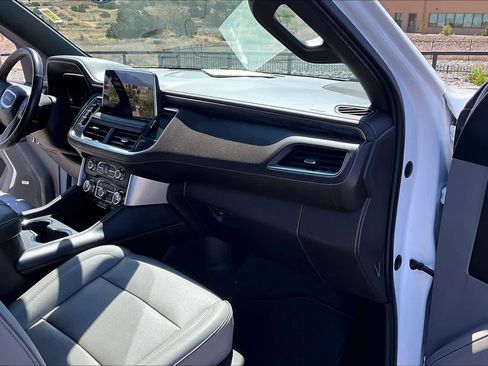 Used 2022 GMC Yukon XL SLT w/ SLT Premium Package image 19