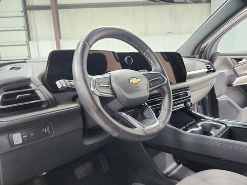 Used 2025 Chevrolet Traverse LT FWD image 18