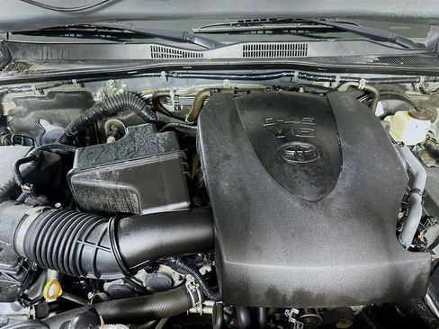 Used 2021 Toyota Tacoma SR5 AWD/4WD image 9