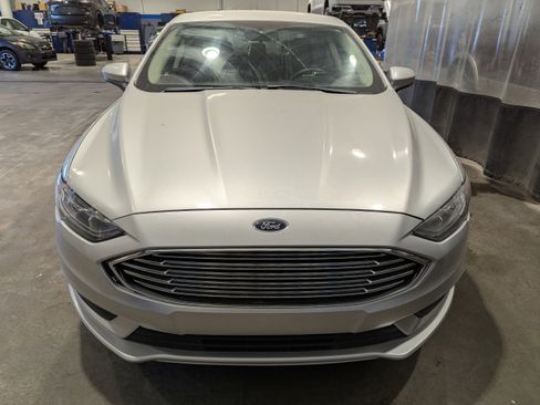 Used 2017 Ford Fusion SE FWD image 2